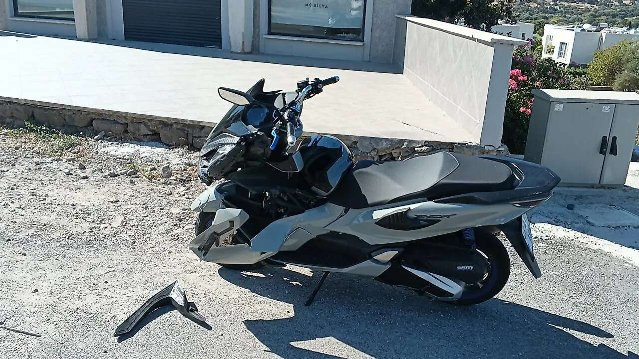 Muğla'da Dönüş Yapan Araçla Motosiklet Çarpıştı: Küçük Çocuğun Üzerine Camlar Yağdı 1